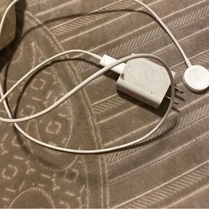 Apple Watch SE with charger has cracks pick up only